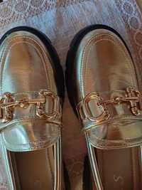 Обувки в златист цвят