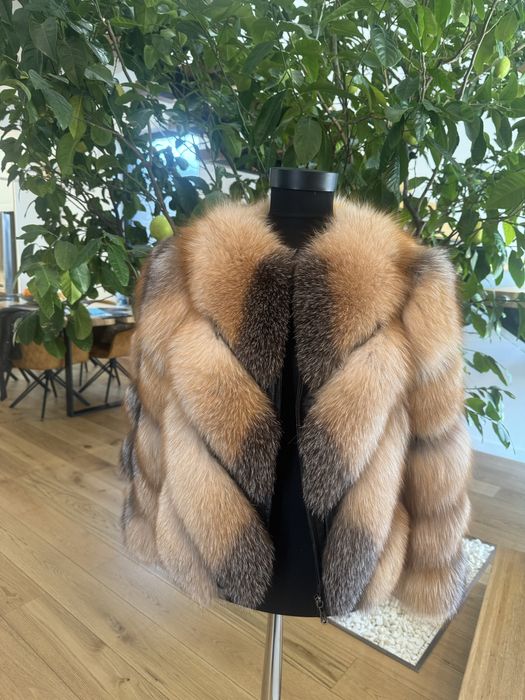 Vand haina de blana din vulpe canadiana roscata la 1499lei
