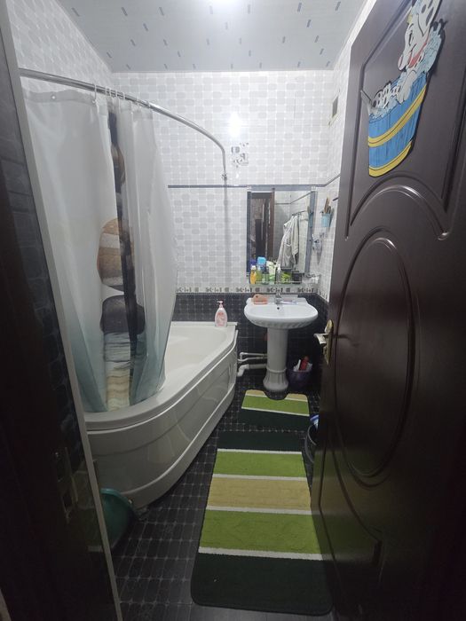 Срочно  продам  квартиру  сергели  7 4 ком рядом метро  линия  2 этаж