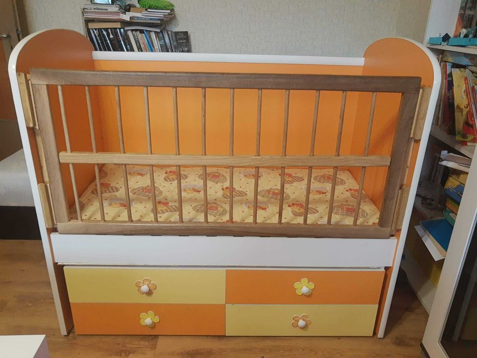 Бебешко дървено легло с матрак