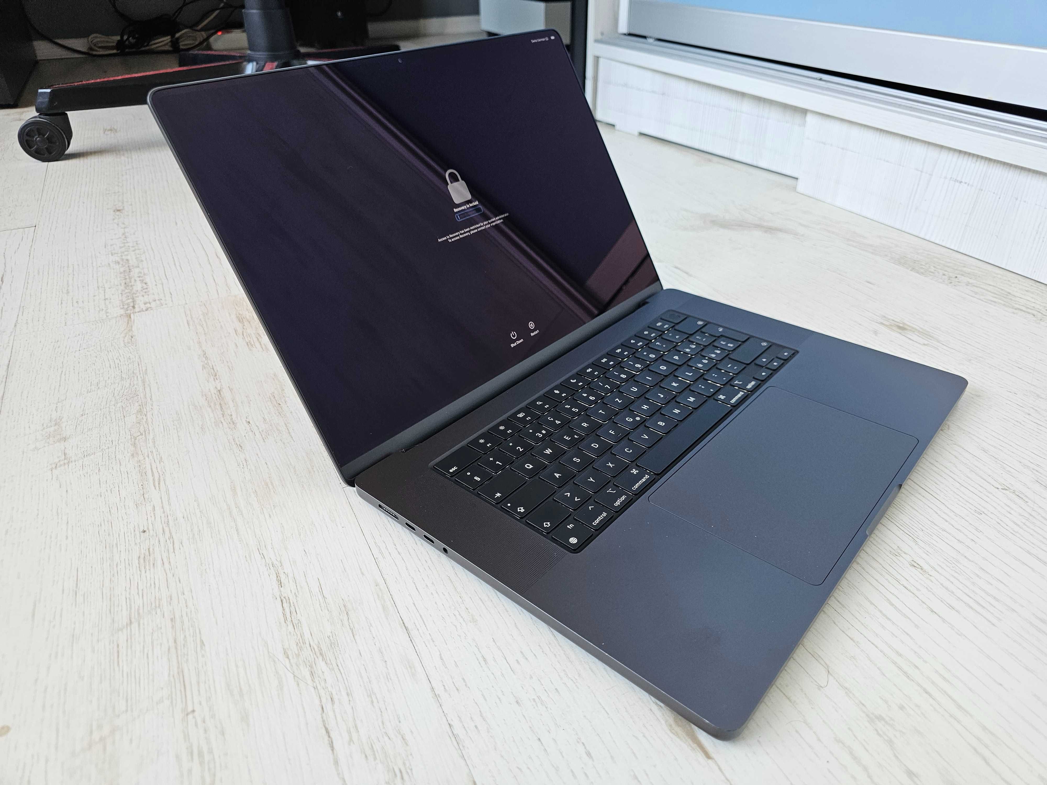 MacBook Pro (16-inch, Nov 2023 M3) / Заключен - Icloud