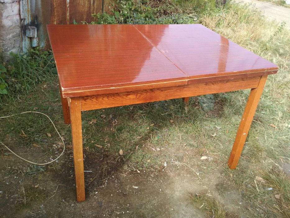 Стол кухонный, раздвижной, деревянный, в хорош состоянии!