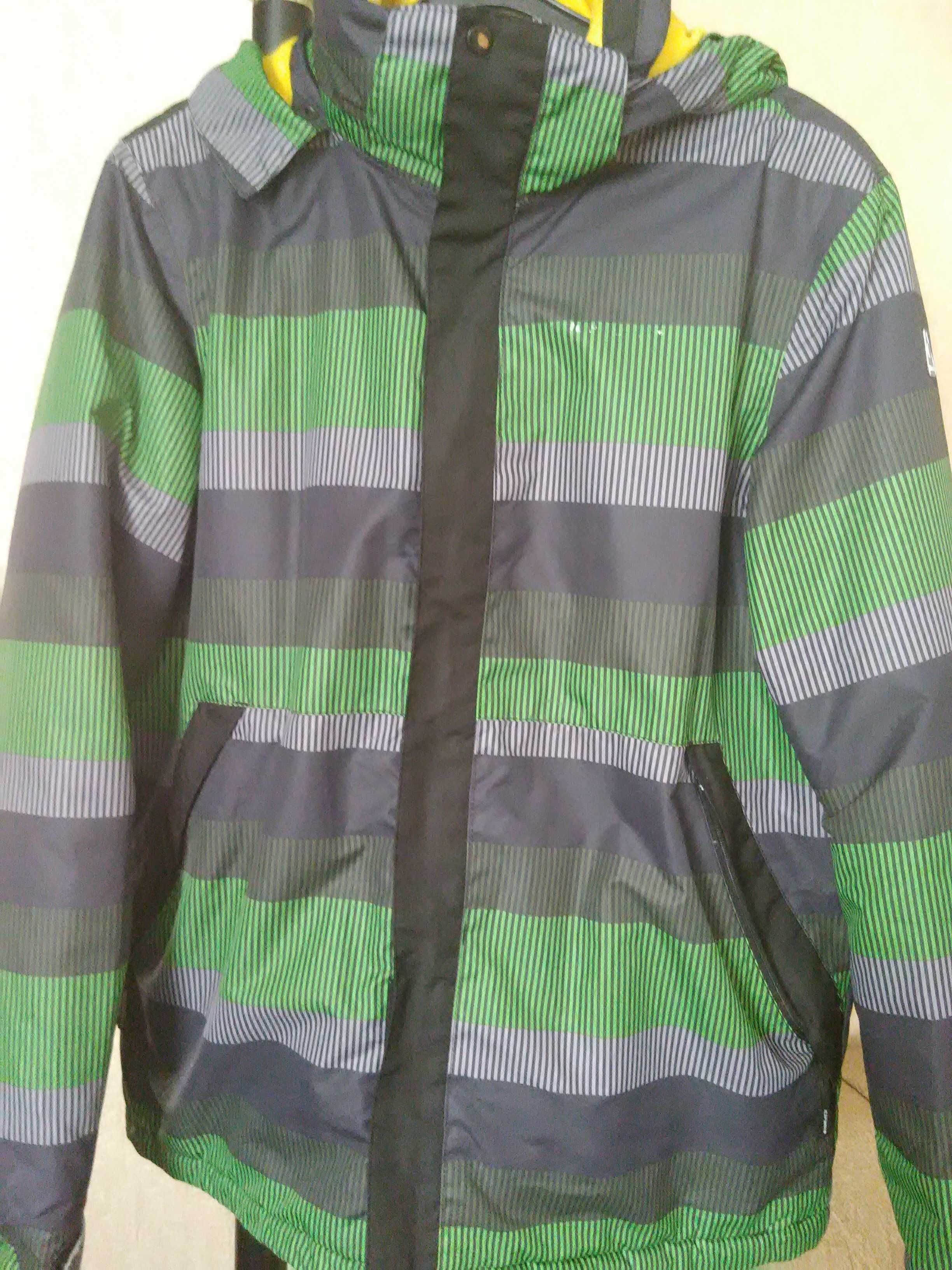 Куртки на подростка серого и зелёного цвета