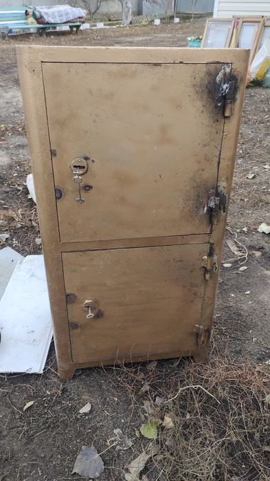 Продам  сейф конторский