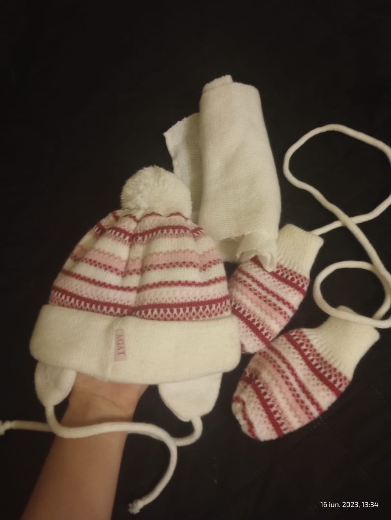 Caciuliţe de iarna cu mănuși si fular pentru copii.