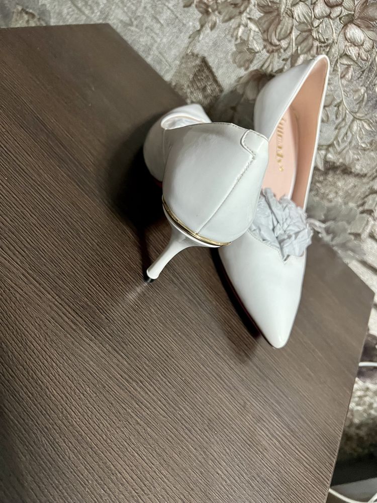 Новые  женские  обувь