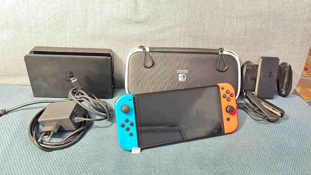 Nintendo Switch OLED complet + Card 256GB + Husă