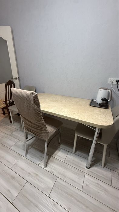 Стол кухонный и 4 стула