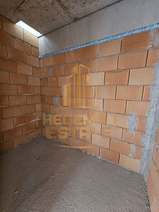 Продава се Двустаен апартамент в Варна, Цветен квартал - 63 кв.м за 1985 €/кв.м - Снимка #3