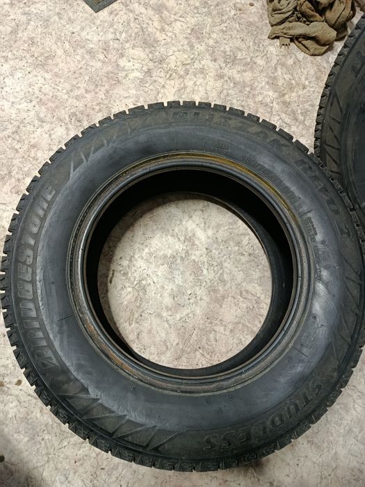 Продам две зимние шины липучка