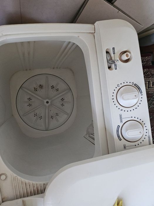 Продается рабочая стиральная машинка полуавтомат.