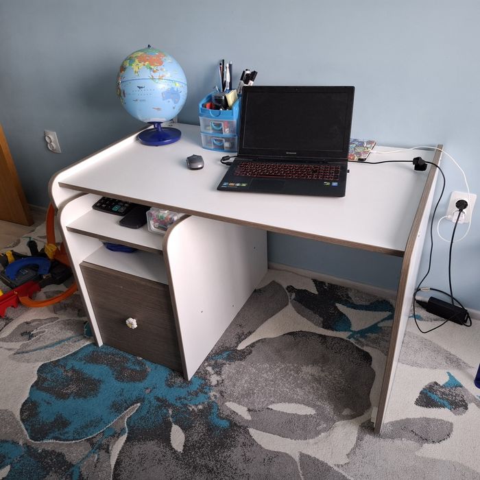 Кошара , бюро и легло. Комплект на Lorelli