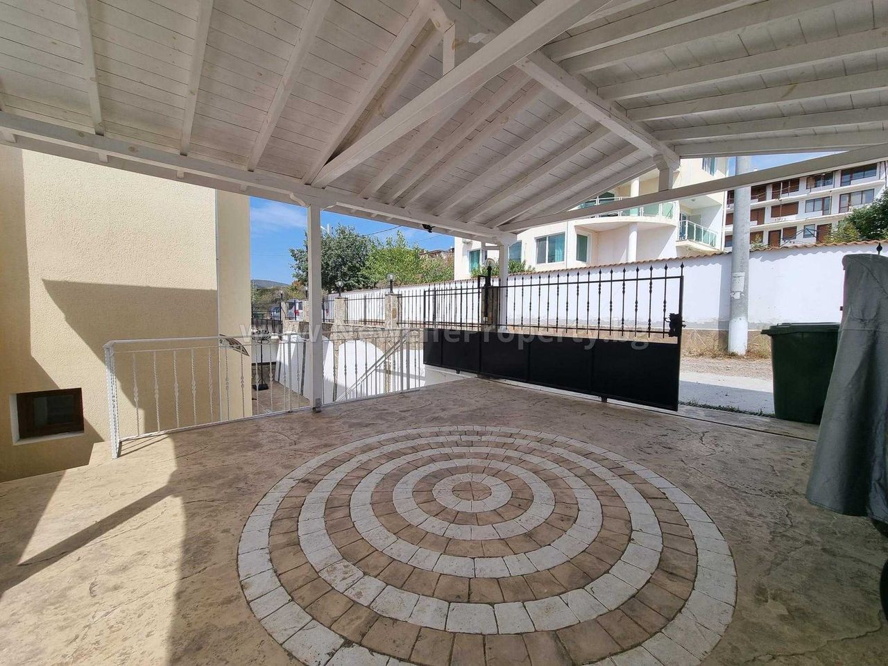 Продава се Къща в с. Кошарица, Област Бургас - 250 кв.м за 1176 €/кв.м - Снимка #2