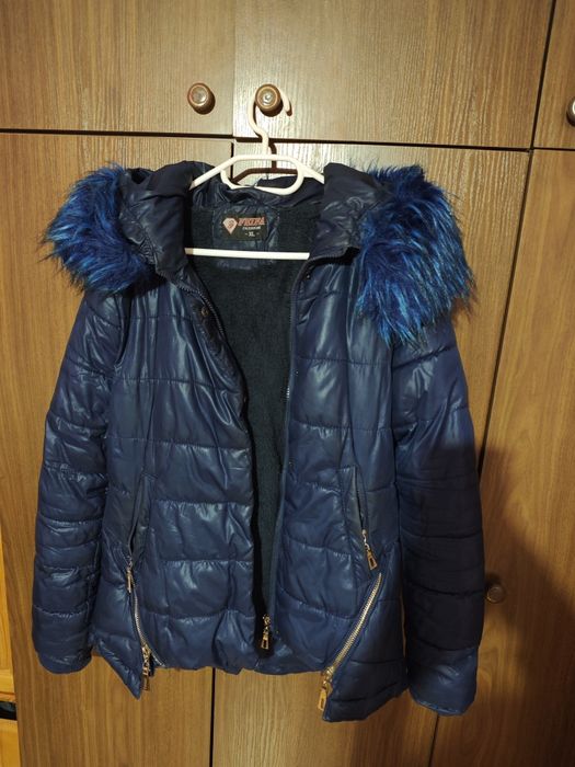 Тъмно синьо зимно яке с пухена качулка