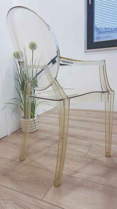 Столове 3 броя Louis Ghost от Kartell.