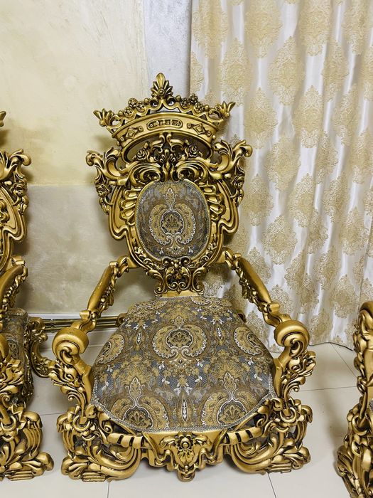 Canapea regala + 3 scaune + masa mica