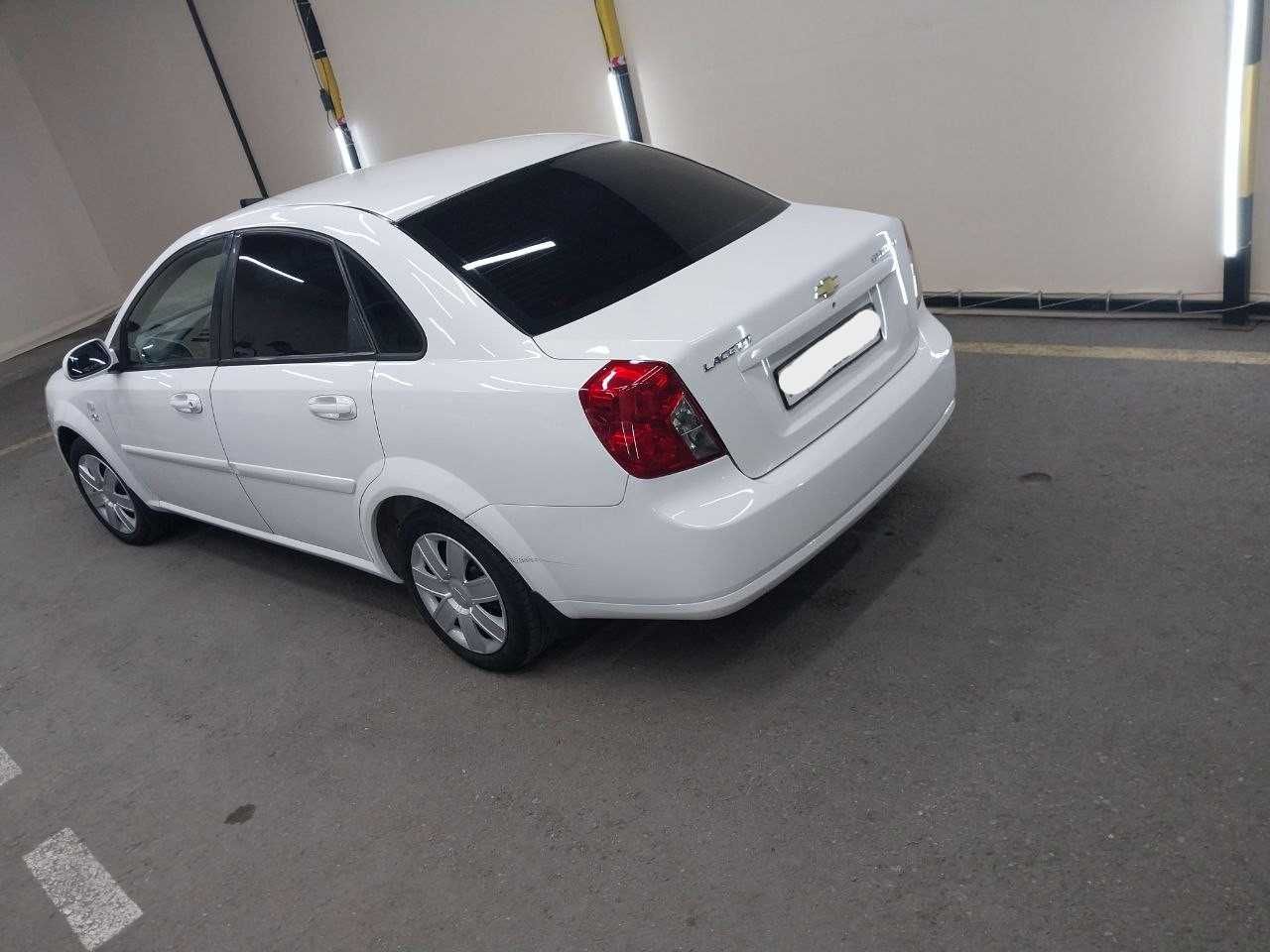 Chevrolet Lacetti 1.8 sotiladi
