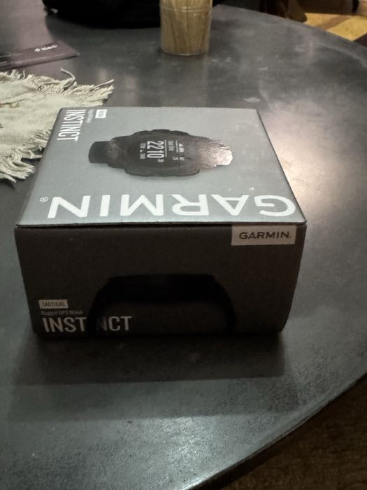 Часовник garmin instinct