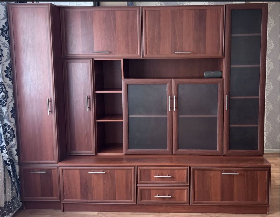 Продам горку-стенку в гостиную.