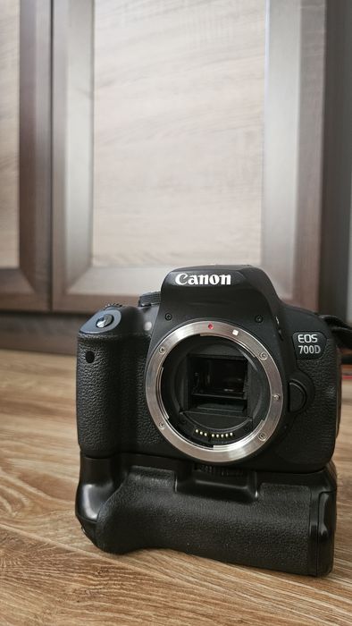 Kit complet DSLR Canon 700D + Grip + 5 baterii gata de fotografiat