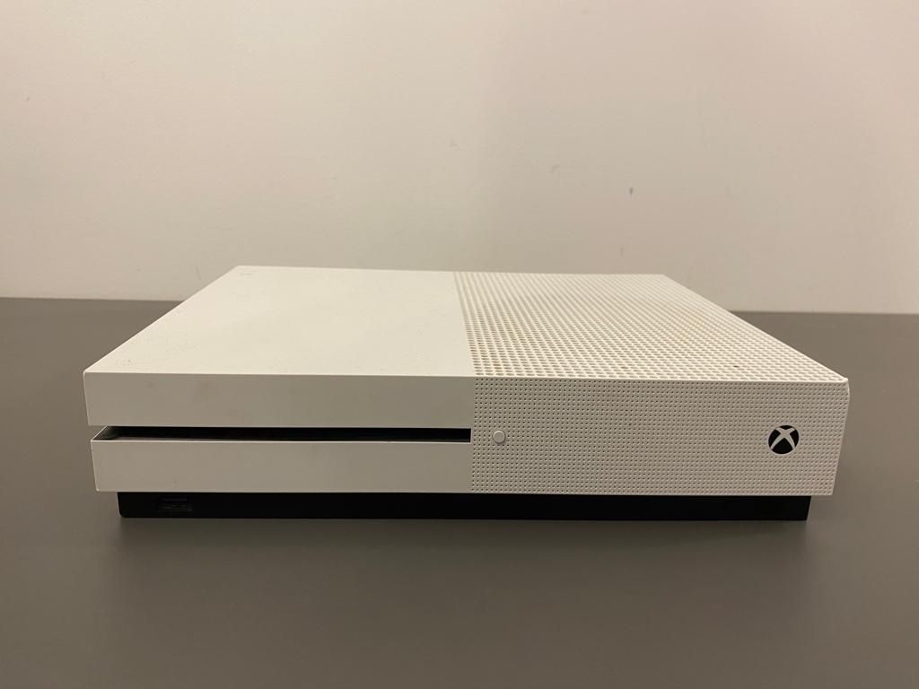 Vand Xbox One S, controler și jocuri