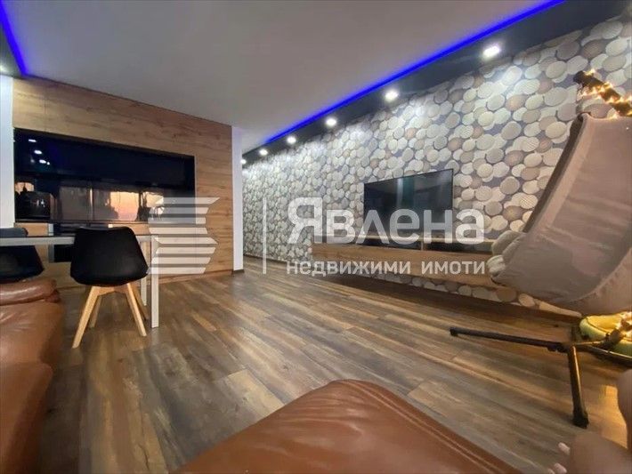 Тристаен слънчев и просторен апартамент находящ се във Възраждане 3