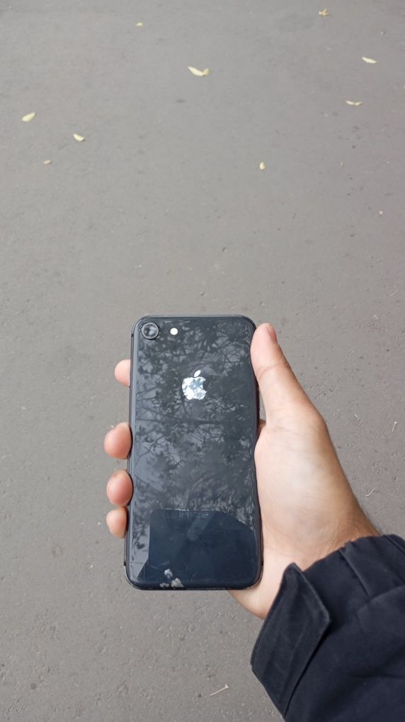 Продам Айфон 8 срочно