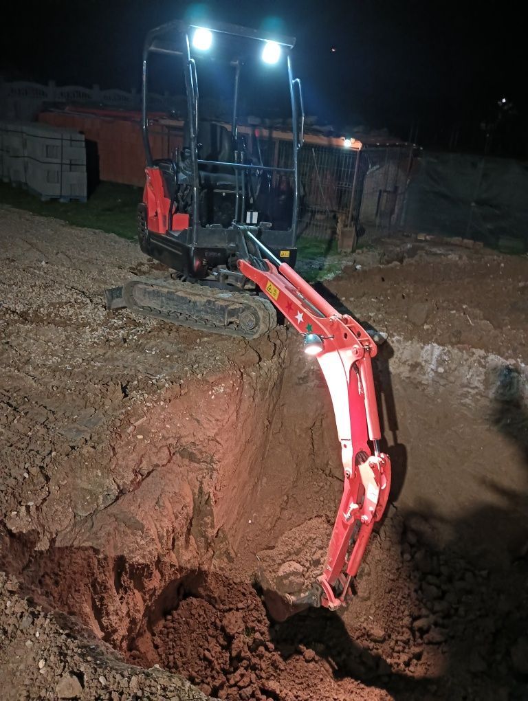 Execut săpături cu miniexcavator