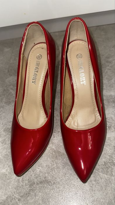 Червени лачени обувки на викок ток, размер 38