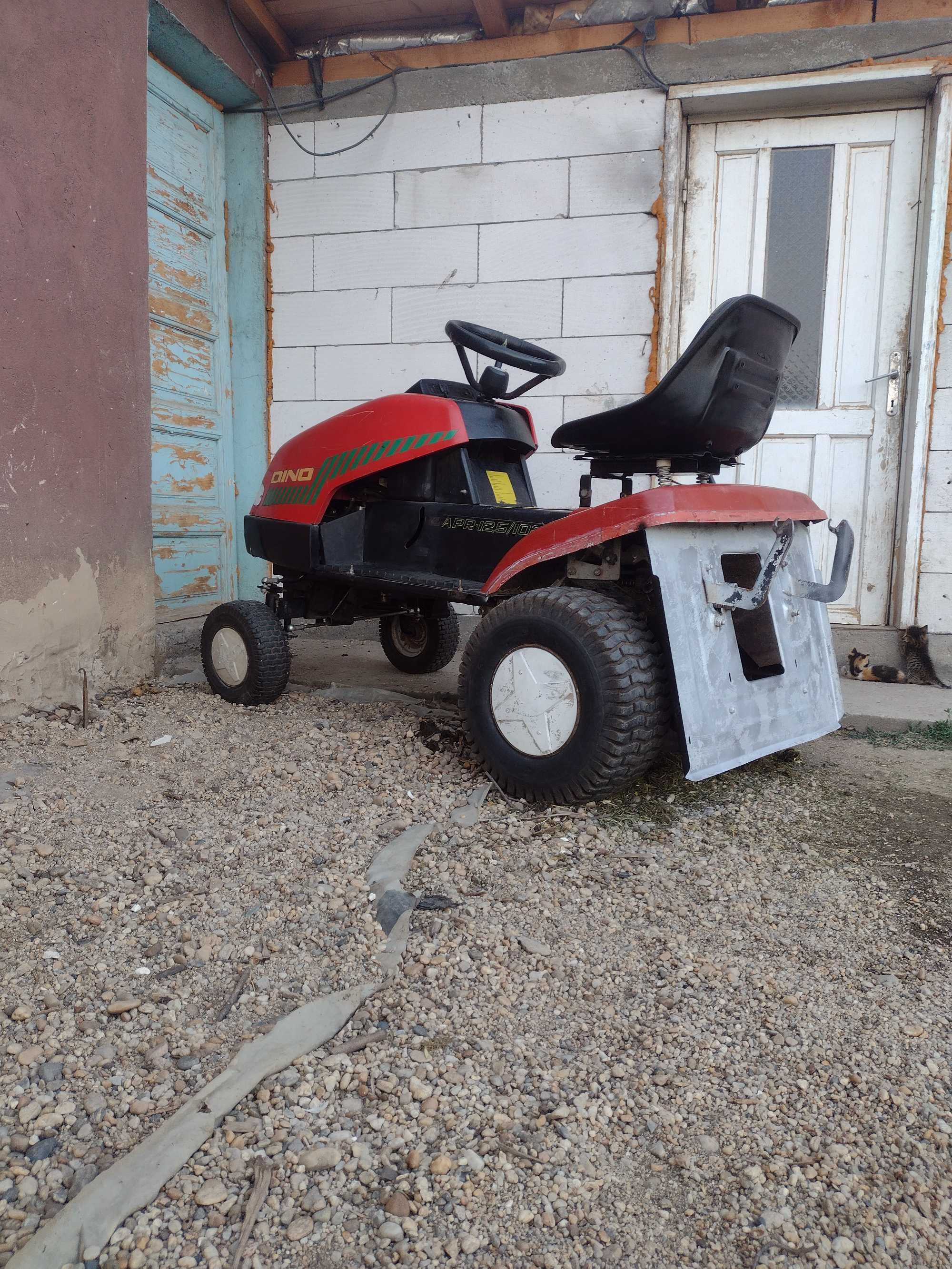 Tractoras PT diferite activități . NU ESTE pt tăiat iarba 14,4 cp
