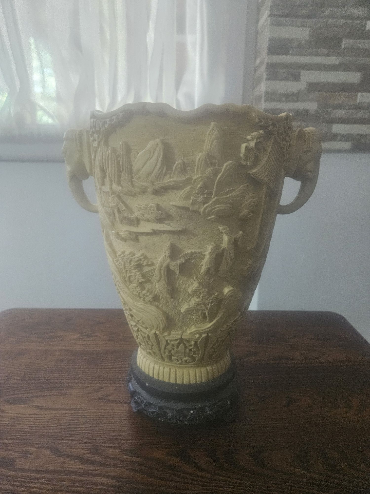 Vază asiatica vintage din rășină sculptată, mânere in formă de elefant