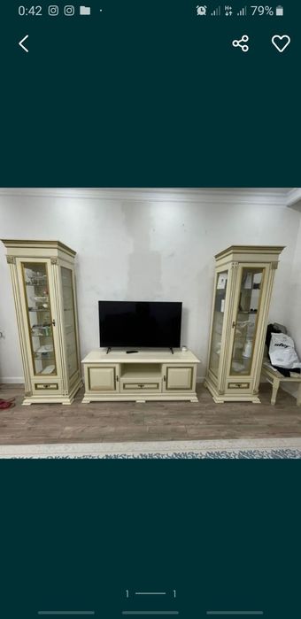Шкаф стеклянный и подставка для телевизора