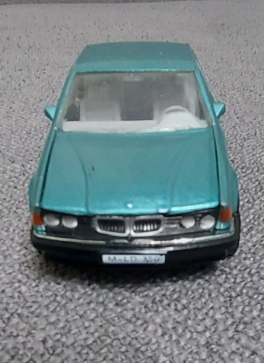 VÎND MACHETĂ BMW  750 iL de colecție din metal