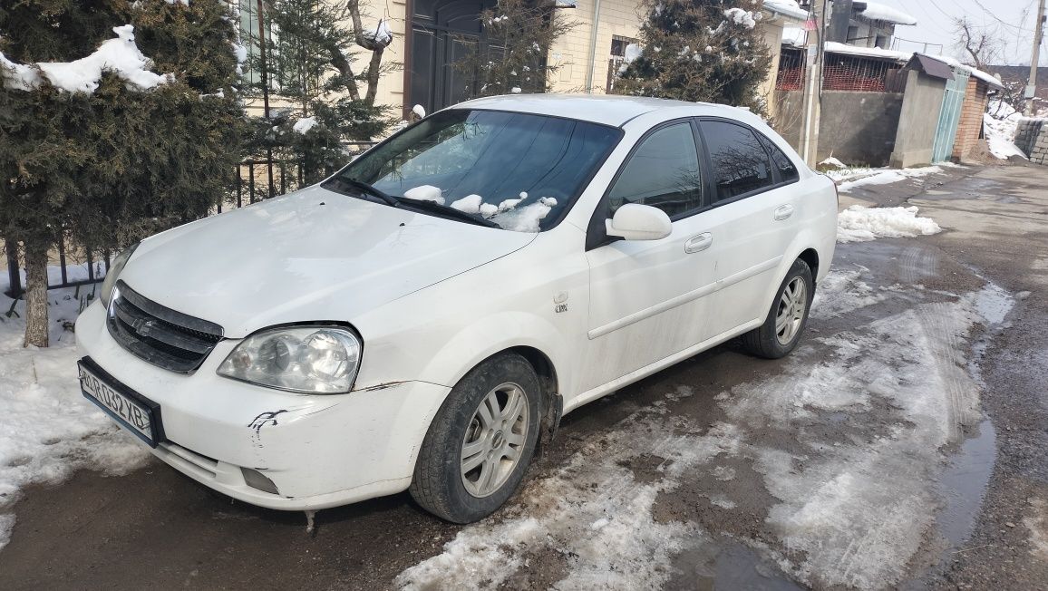 Lacetti srochna sotiladi