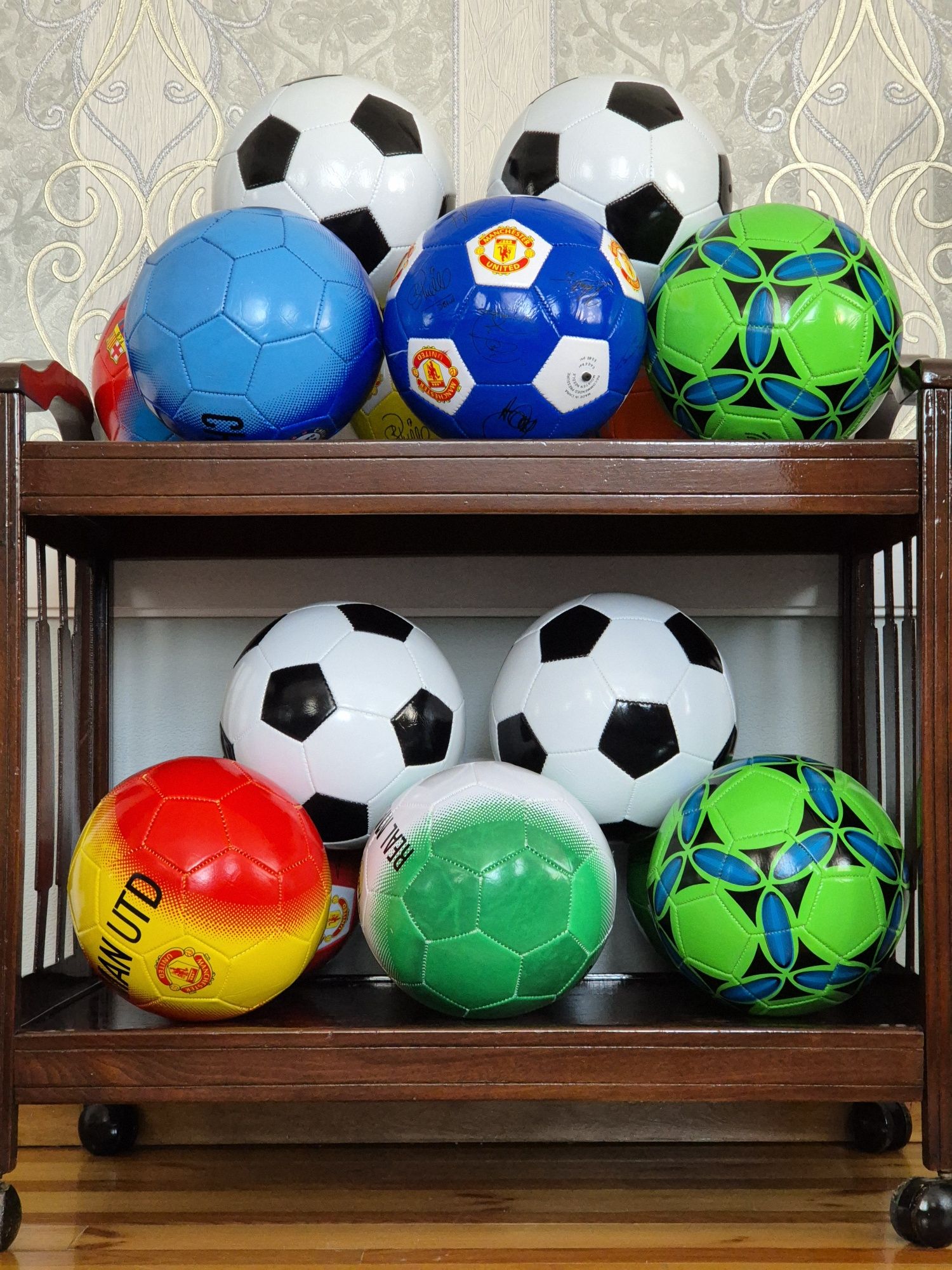 Футбольные мячи разные цвета
