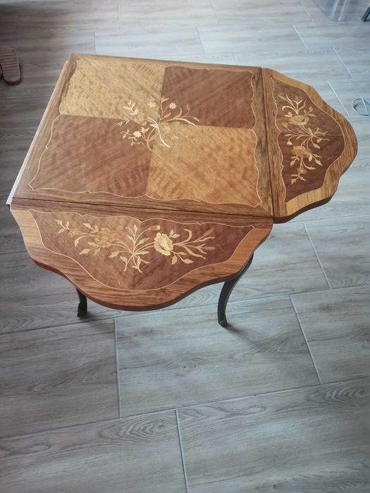 Artă -Masă Louis XV din lemn, extensibilă, decorată floral, înc sec XX