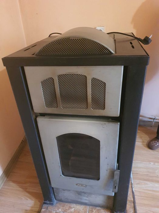 Камина  на пилети "Прити" 25кв  с ,втора употреба с водна риза.