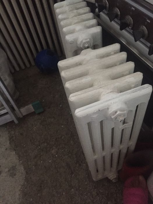 Vind trei calorifere din fontă spălate vopsite