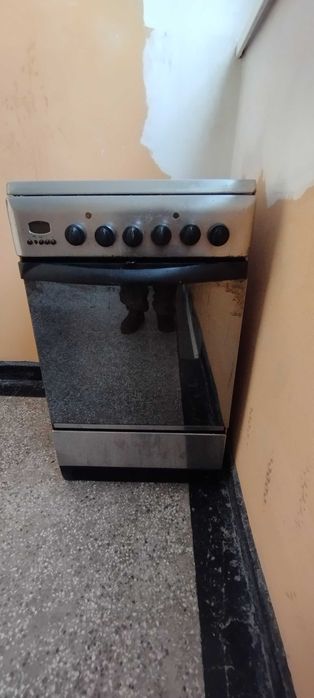 Стояща стъклокерамична готварска печка "Индезит"