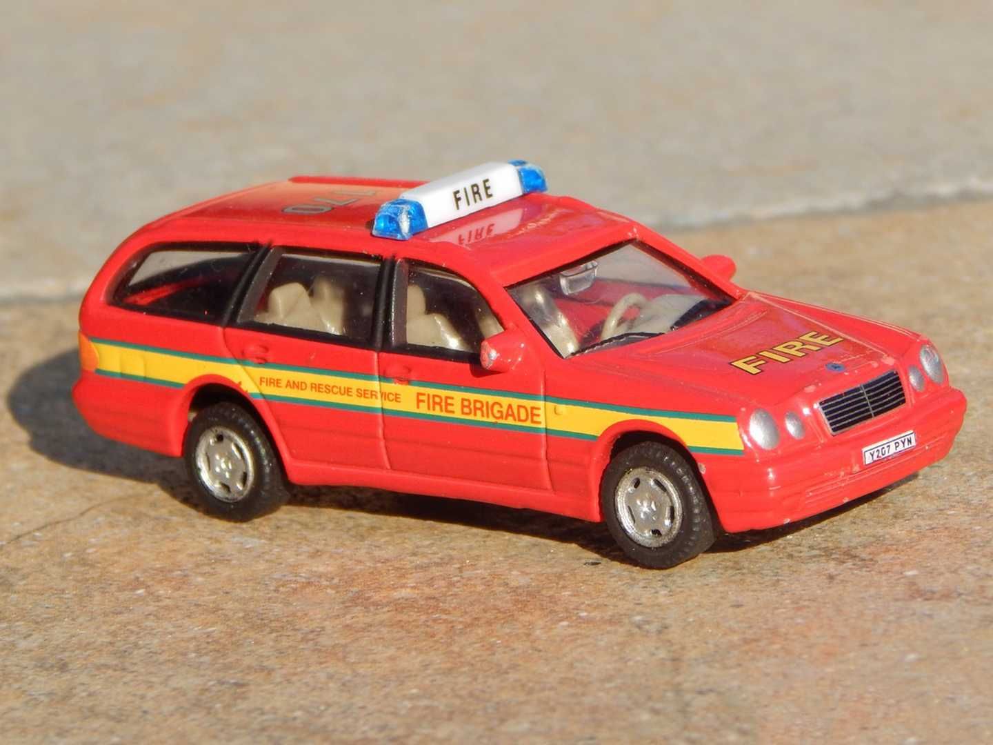 Macheta Mercedes-Benz E 240 Wagon (300 T W210) pompieri sc 1:76 uzat