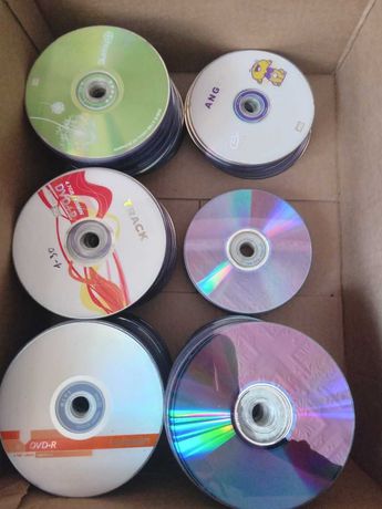 DVD диски и футляры для них.
