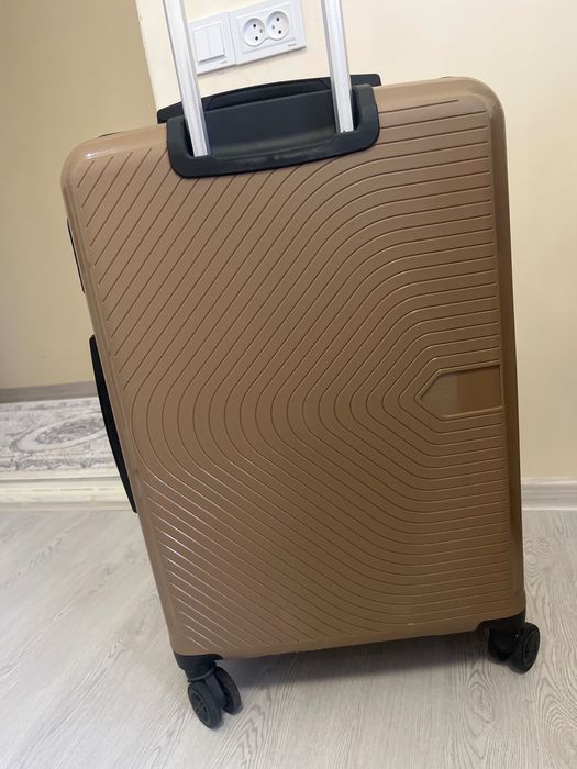 Чемодан среднего размера  модел pp