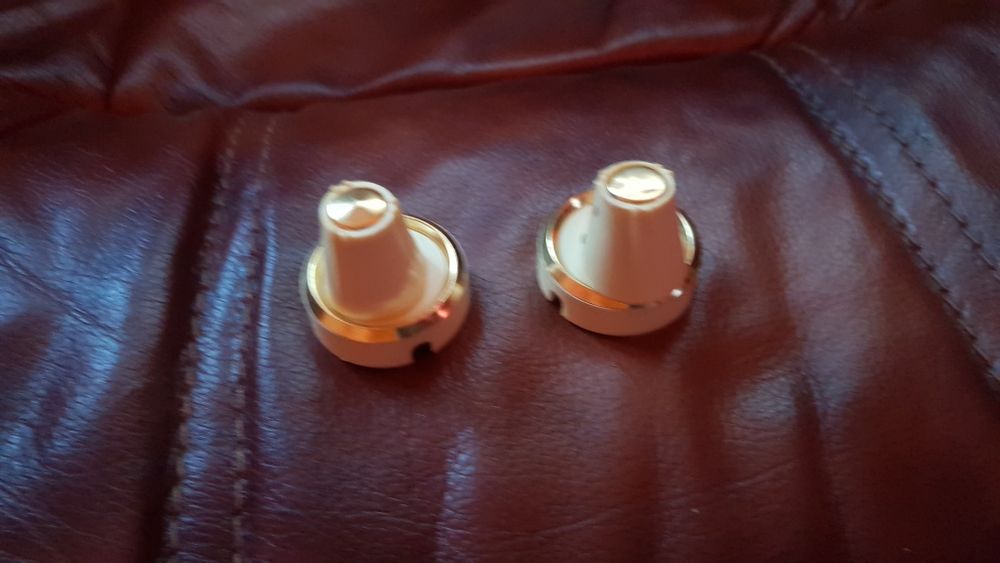 Pereche butoane radio pe lampi