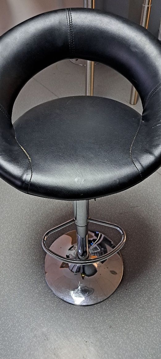 MobilierBirou,dulap și scaun plus diverse accesorii.