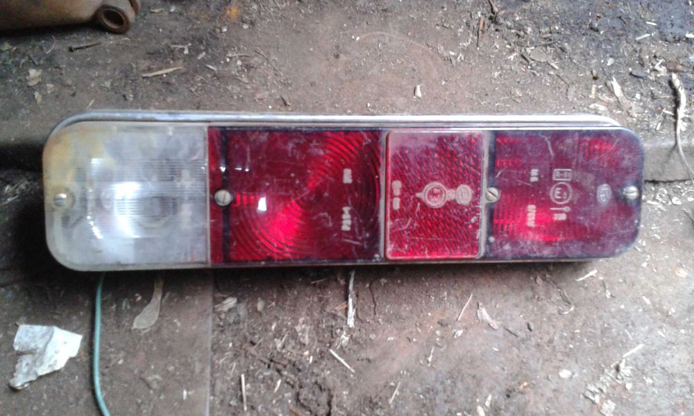 Продам задний фонарь москвич колесо двигатель мерс 111 молдинг ауди