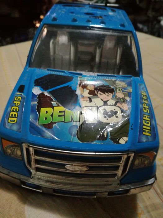 40 Lei. Camion Ben Ten + 1  jucarie cadou.  20 cm lungime.