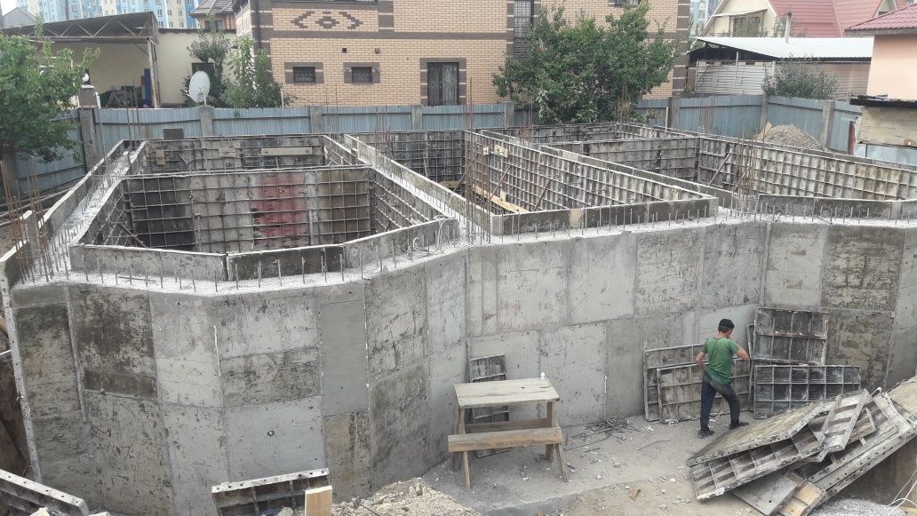 Заливка с опалубкой бетон фундамент монолитчики разработка котлована