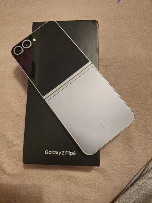 Samsung Z Flip 6 12GB Ram cu 256 GB impecabil