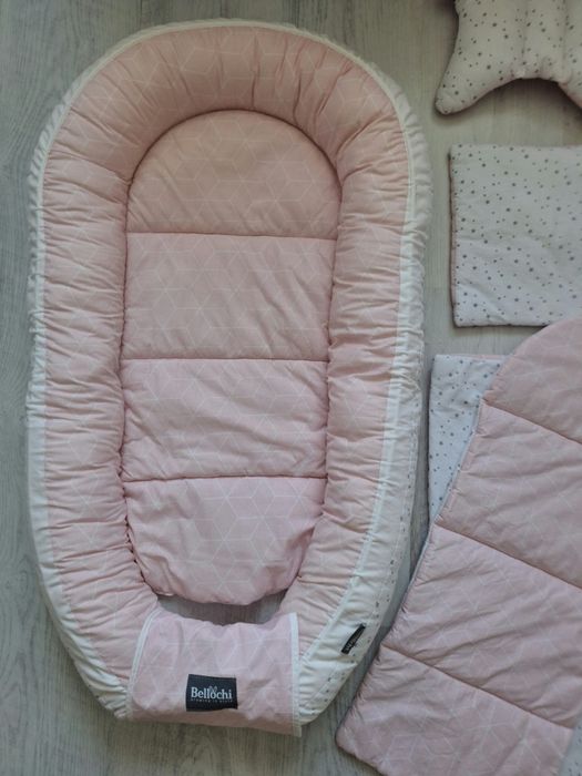 Set 5 piese Bellochi cosulet bebe, lenjerie, salteluta si perna bebe