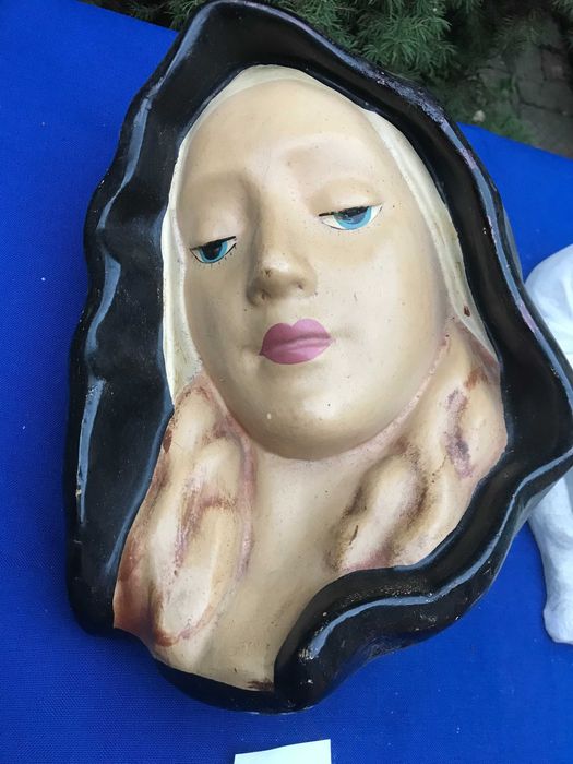 стар барелеф скулптура Дева мария